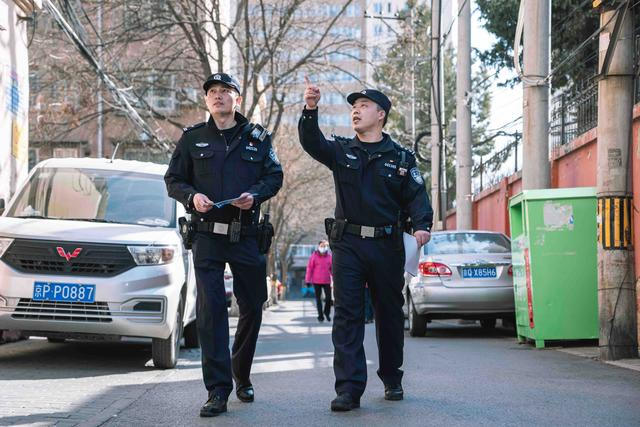 民警在辖区巡逻。图源：北京市公安局