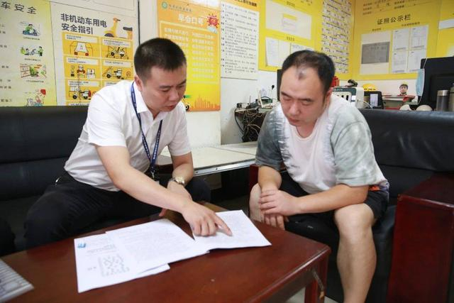 工作人员上门办理赔付手续（达州市人社局供图）