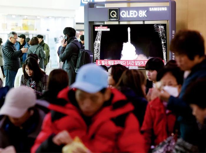 11月22日，韩国首尔站候车室播放朝鲜发射卫星的新闻。图/视觉中国