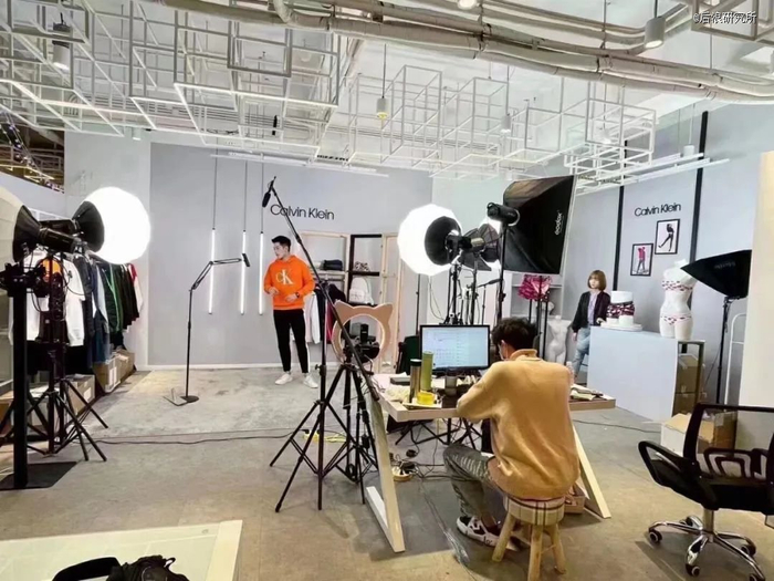 黄小风和摄像同事兼职去别的品牌直播间做配合