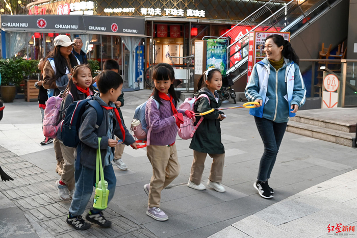 ▲“共享妈妈”和孩子们