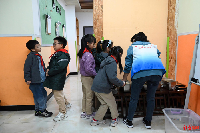 ▲“共享妈妈”和孩子们