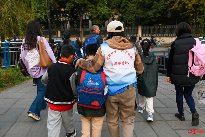 ▲“共享妈妈”接孩子们放学