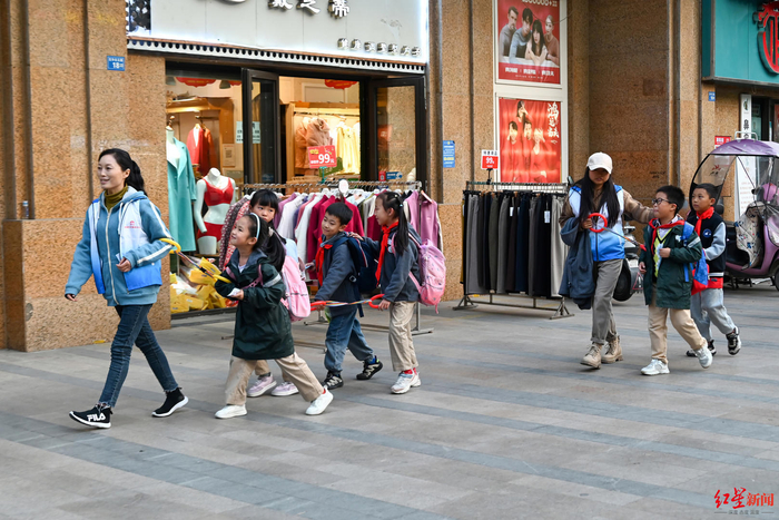 ▲一头一尾,招呼孩子别脱离队伍