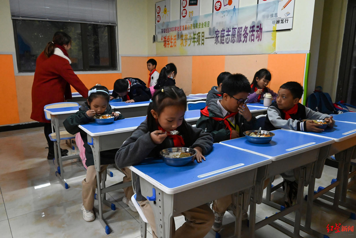 ▲孩子们在托管中心吃晚饭