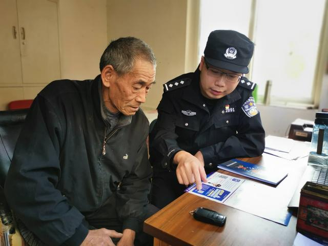 民警入户给居民讲解安全知识。图源：北京市公安局