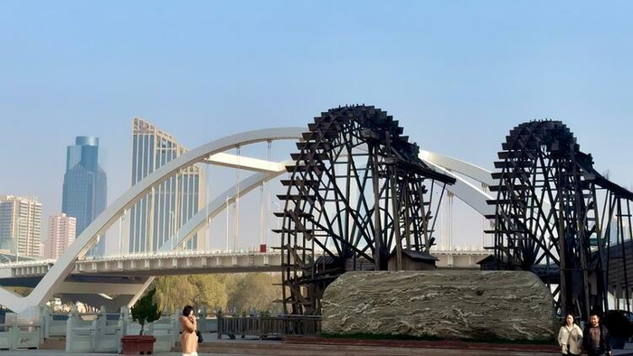 大桥旁的兰州水车