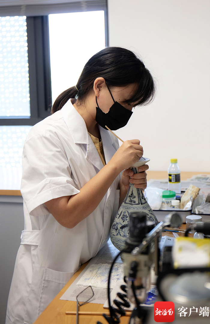 赵钰在修复文物中。受访者供图