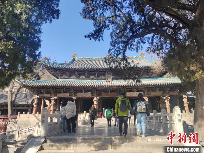 游客参观晋祠圣母殿、鱼沼飞梁。高雨晴 摄