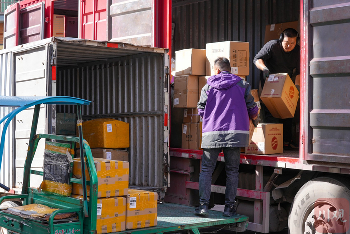 江北下朱村，每天发出数以万计的货物。