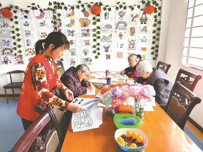 10月12日，几位老人在谷城县城关镇福里7号（肖家营社区）养老服务综合体涂画。