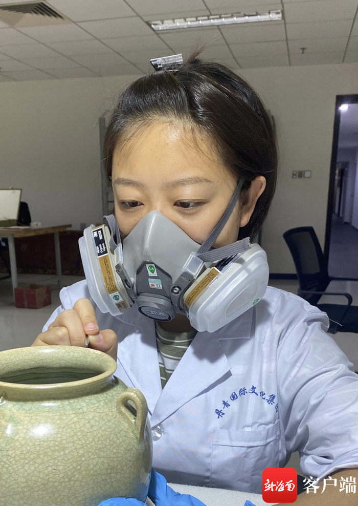 赵钰在修复文物中。受访者供图