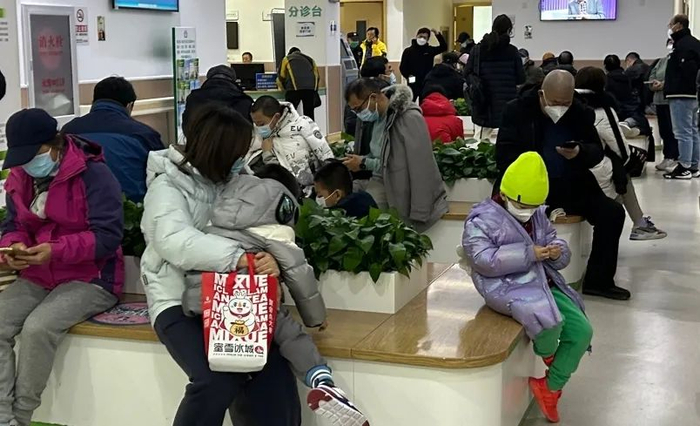 ▲11月26日，北京市海淀区八里庄社区卫生服务中心，许多患儿和家长在等候就诊。刘静怡 摄