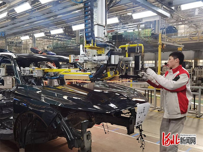 11月22日，长城汽车徐水分公司总装车间，工人正在装配魏牌蓝山智能新能源汽车。河北日报记者潘文静摄