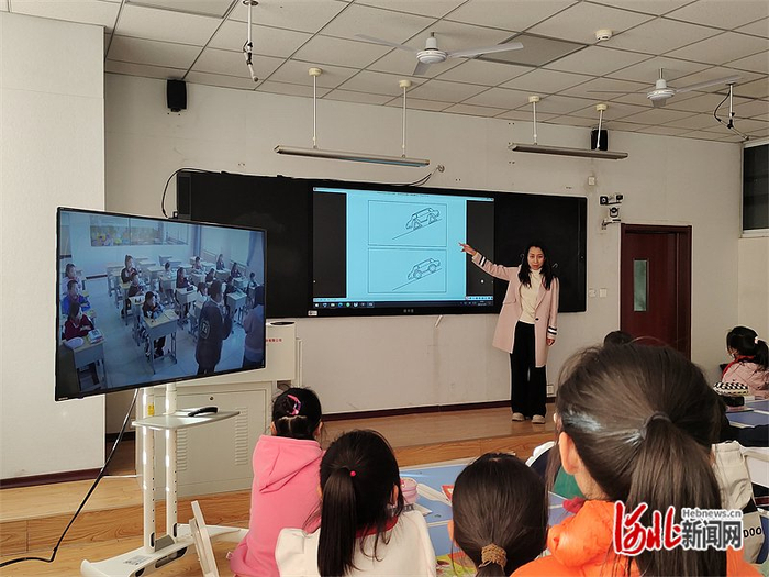 日前，唐山市开平区税钢小学与夏庄小学开展双师云课堂，共上一堂美术课。开平区教育局供图