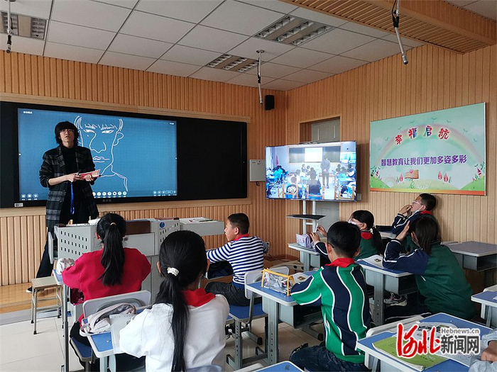 日前，唐山市陡电小学美术老师王昊给本校区和两个教学点的学生开展双师云课堂教学。 唐山市陡电小学供图