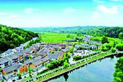 俯瞰堰河村民俗园。资料图片