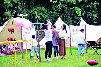 游人在堰河村的山野农场游玩。资料图片