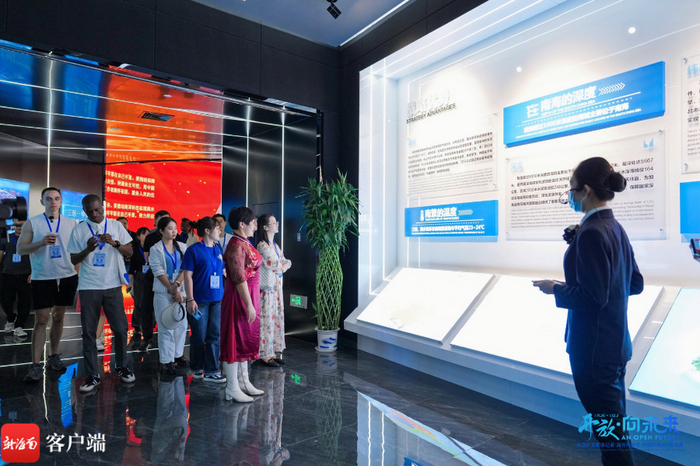 　　采访团参观崖州湾科技城参观。了解南繁、深海等产业发展。海南国际传播中心供图