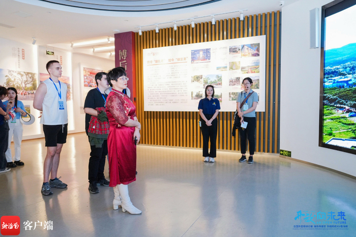 　　采访团在博后村展览馆聆听小康故事。海南国际传播中心供图