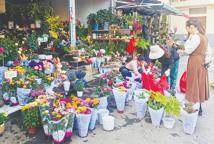     市民在广西花鸟市场购买鲜花    本报记者宋延康 摄