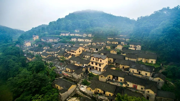 大山深处的竹山苗寨.