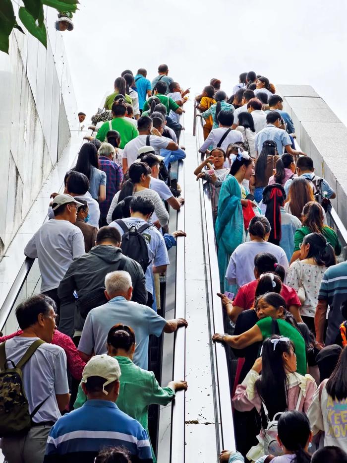  11月12日，深圳地铁出站的乘客。