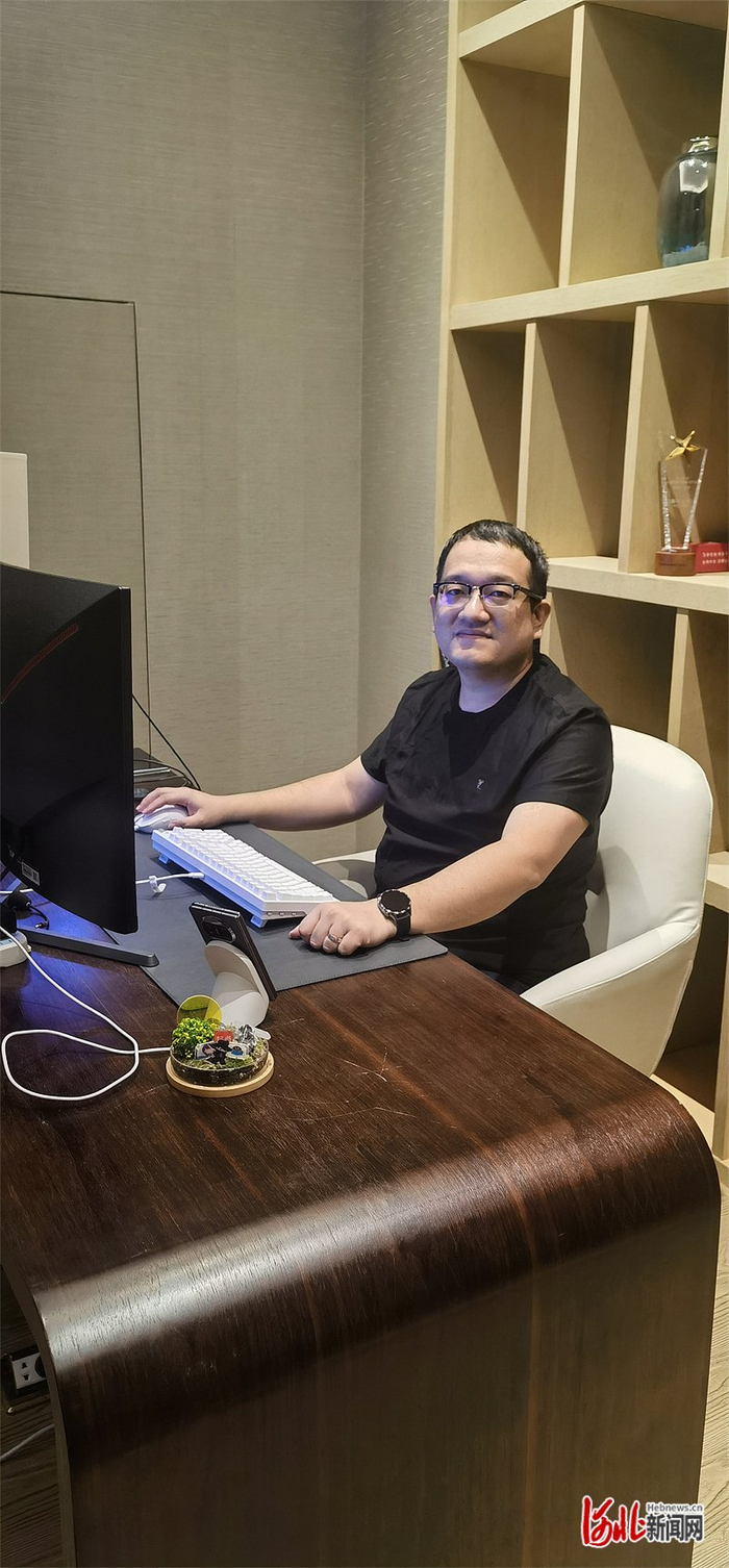 11月5日，网络文学作家远瞳正在创作《深海余烬》。河北日报记者 白 云摄