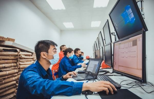 ▲大庆金桥信息技术工程有限公司技术人员在进行运维服务。大庆市委宣传部供图