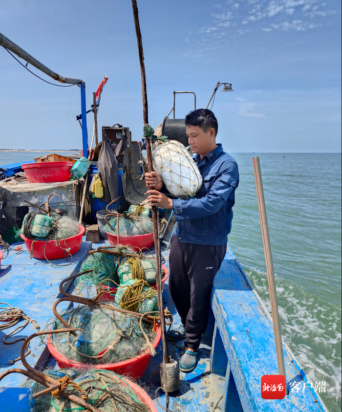 出海捕鱼的钟强彬 受访者供图