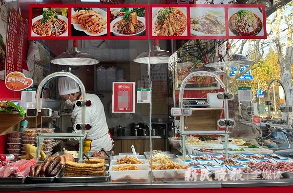 图说：今天上午，在虹口广粤副食品市场，熟食摊位上原来的“生鲜灯”更换成了白光灯