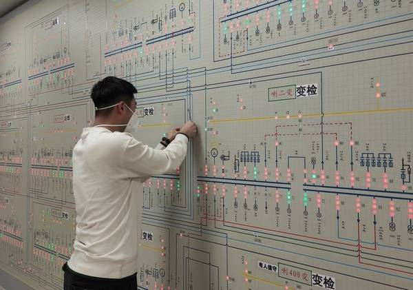 ▲工程师在服务企业维护油田线路模拟盘系统。大庆市委宣传部供图