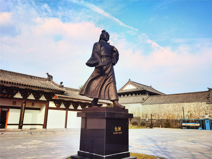 包公故里文化园内的包公雕像。本报记者 许蓓蓓 摄