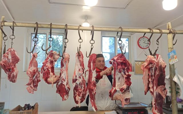 清真牛羊肉店已经换上白光灯。新京报记者 吴梦真 摄