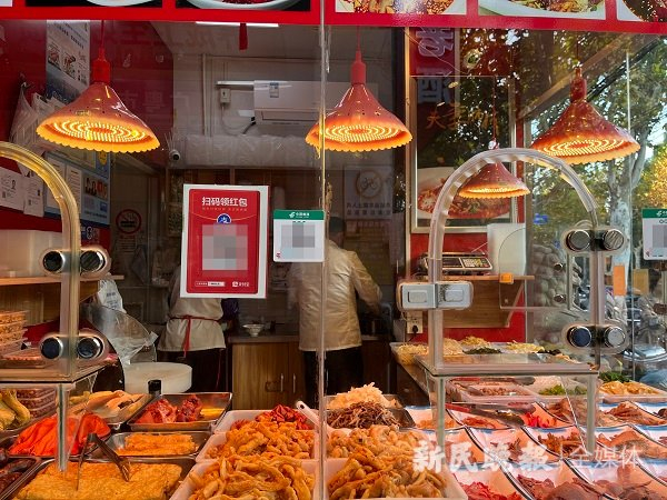 图说：一周前，在虹口广粤副食品市场，熟食摊位上挂着“生鲜灯”