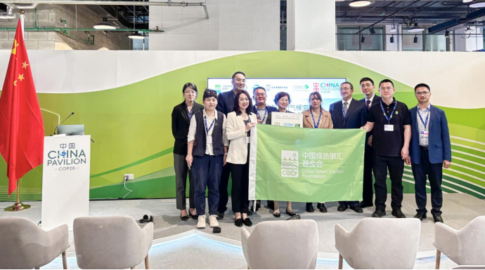 现场与会嘉宾合影