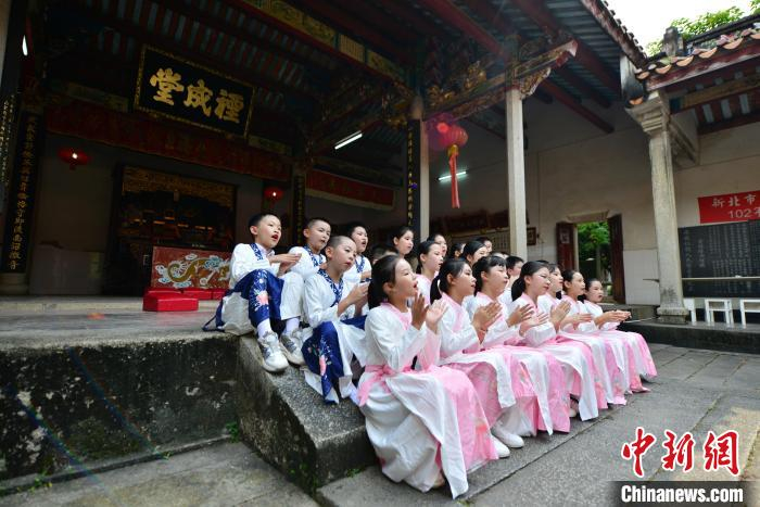 9月21日，福建省漳州市诏安县官陂镇的小学生在“张氏大宗”里用客家话齐声朗诵张廖氏的“七条祖训”。　中新社记者 张斌 摄