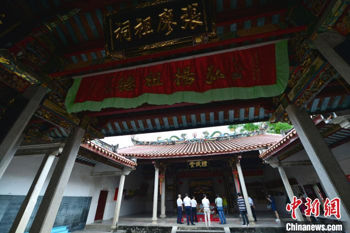 9月21日，参访者在福建省漳州市诏安县官陂镇“张氏大宗”内参观。　中新社记者 张斌 摄