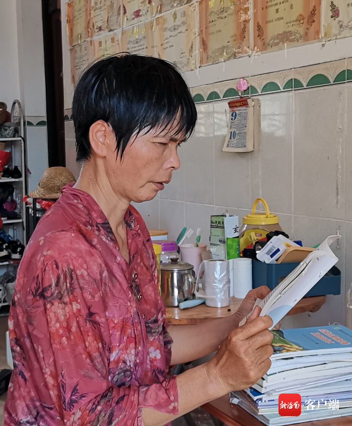 　　王俊四利用空闲时间继续学习种植技术。记者 王康景 摄