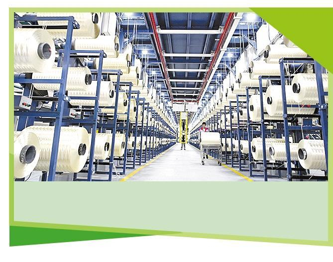     中国建材集团西宁万吨碳纤维生产基地，工作人员在整理碳纤维原丝。  新华社记者 王 鹏摄