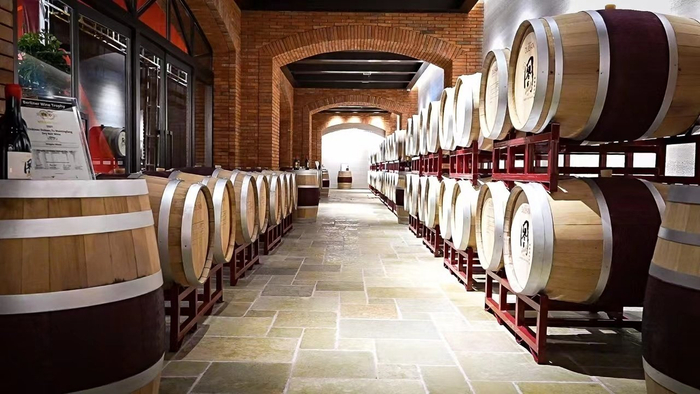图兰朵葡萄酒小镇酒窖的一角。资料图片