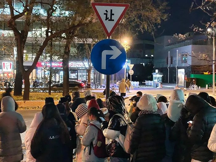 ▲ 11月27日，北大西南门，鹅腿阿姨到来前一分钟。图 / 陈奕宁摄