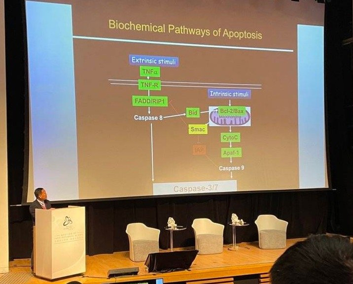 王晓东在首届香港桂冠论坛上分享其在抗衰老药物研究上的成果/虎嗅拍摄