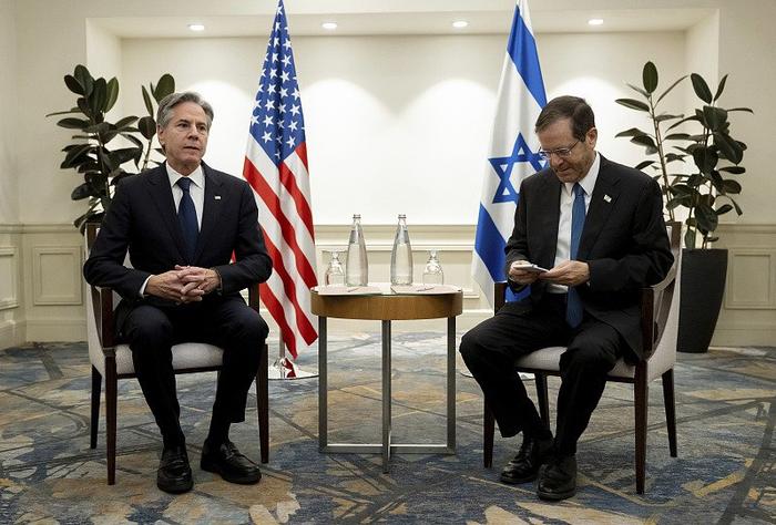 当地时间11月30日，以色列特拉维夫，以色列总统（右）和美国国务卿布林肯举行会谈 图自视觉中国