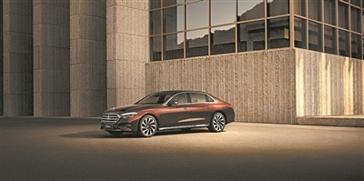 全新长轴距E级车承袭经典双车身设计风格，满足客户不同个性与审美需求。