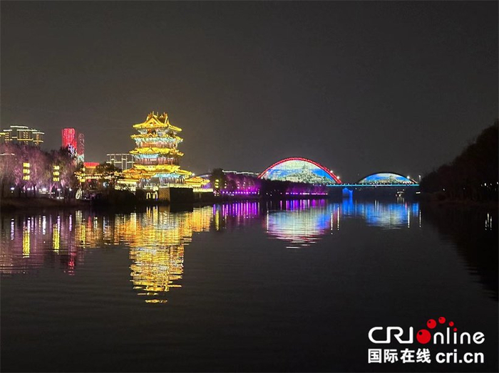 夜幕下，汾河岸边五彩斑斓的灯光夜景（摄影 胡君颜）