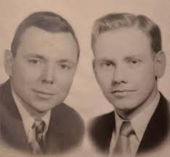 年轻时的芒格（左）和巴菲特（右）