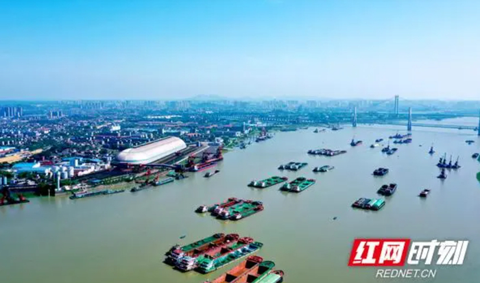 提出,共同用好长江黄金水道,推动九江港与岳阳港等长江中游三省港口