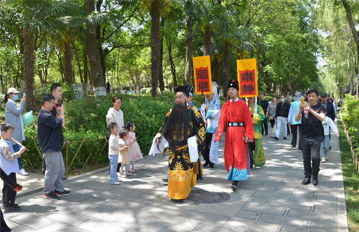 合肥包公园景区举办“包公巡游”活动，讲包公故事，诵包公家训，弘扬廉洁文化。（资料图片）本报通讯员 熊 伟 摄