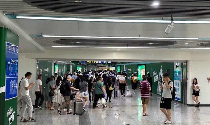 成都地铁  摄/邓雨洁